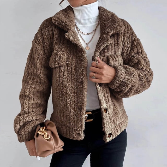 IROINID Veste Courte de Loisirs pour Femme en Brun, avec Revers en Pointe et Manches Longues. Ce Blouson bomber Est Fait d'Un Tissu polyester Doux à Fini Texturé, Offrant un Style Décontracté et Stylé. la Veste Est Montrée Portée sur un Chandail à Col Roulé Blanc, Assortie à un Pantalon Noir et Accessoirisée avec un Sac à Main beige et des Colliers Superposés. Convient aux Tenues Décontractées d'Automne et de Printemps.
