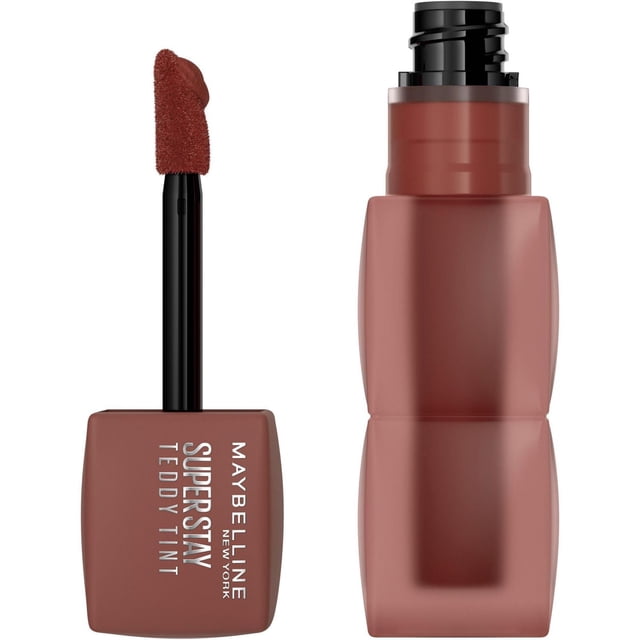 Teinte Teddy, Brillant à Lèvres Doux par Maybelline New York Montrant un Contenant de Teinte pour les Lèvres Ouvert avec une Baguette Applicatrice Noire Enduite de Teinte pour les Lèvres Mat Brunâtre-Rouge et une Bouteille Givrée Fermée avec une Finition Mate Douce Teddy, Mettant l'Accent sur Sa Formule de Teinture pour les Lèvres Durable, Résistante aux Bavures et Modulable, Convenant au Port Quotidien.