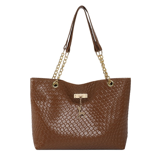 WRKEKC Sac d'Épaule à Imprimé de Cerf en Liquidation pour Femmes, Sac Bandoulière compact au design Minimaliste. le Sac Présente une texture Tissée Brune en Polyuréthane, une Chaîne Ton Or et des Sangles en Cuir, et un Breloque Décorative de Cerf. Mesurant 27x21,5x9,5 cm, Il Offre une Grande Capacité pour des Essentiels comme un Portefeuille, un Téléphone et du Maquillage. Convient aux Sorties Décontractées, à l'Usage au Bureau et aux Voyages.