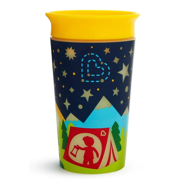 Munchkin Miracle®360° Sippy Cup Phosphorescent, 9 Onces, Vue de devant avec Bord Jaune et Corps Bleu Foncé Montrant un Ciel Nocturne Phosphorescent avec Étoiles et Cœur, Tente Rouge avec Lanterne pour Enfant, Arbres Verts et Montagnes Bleues, Conception Anti-Déversement Sans Bec pour l'Hydratation des Tout-Petits.