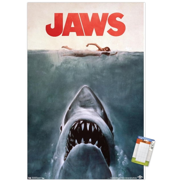 Mâchoires - Affiche Murale d'Une Feuille, 22,375 Po x 34 Po Représentant un Grand Requin Blanc Centré Orienté vers l'Avant avec des Mâchoires Ouvertes et des Dents Tranchantes Qui Surgissent d'Une Eau Bleu Profond sous une Femme Nageant à la surface, avec un Texte de Mâchoires Rouges Audacieux en Haut, Imprimé sur du Papier d'Affiche Lustré, Convient à la Déco Maison et à l'Art Mural.