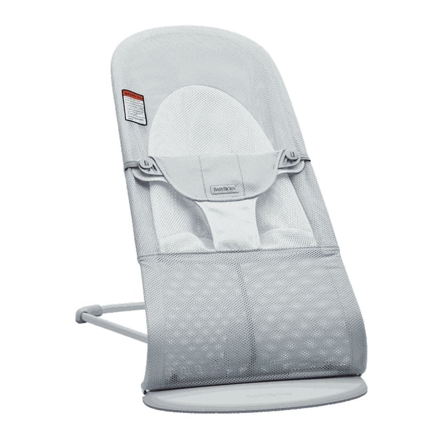 BabyBjorn Transat Balance Soft en Maille Argentée et Blanche, Doté d'Un design Ergonomique avec un Siège en Tissu Confortable Qui Soutient le Dos, le Cou et la Tête d'Un Bébé. le Transat Utilise les Mouvements Naturels du Bébé pour un Balancement Doux et Convient aux Nouveau-Nés jusqu'à Deux Ans.