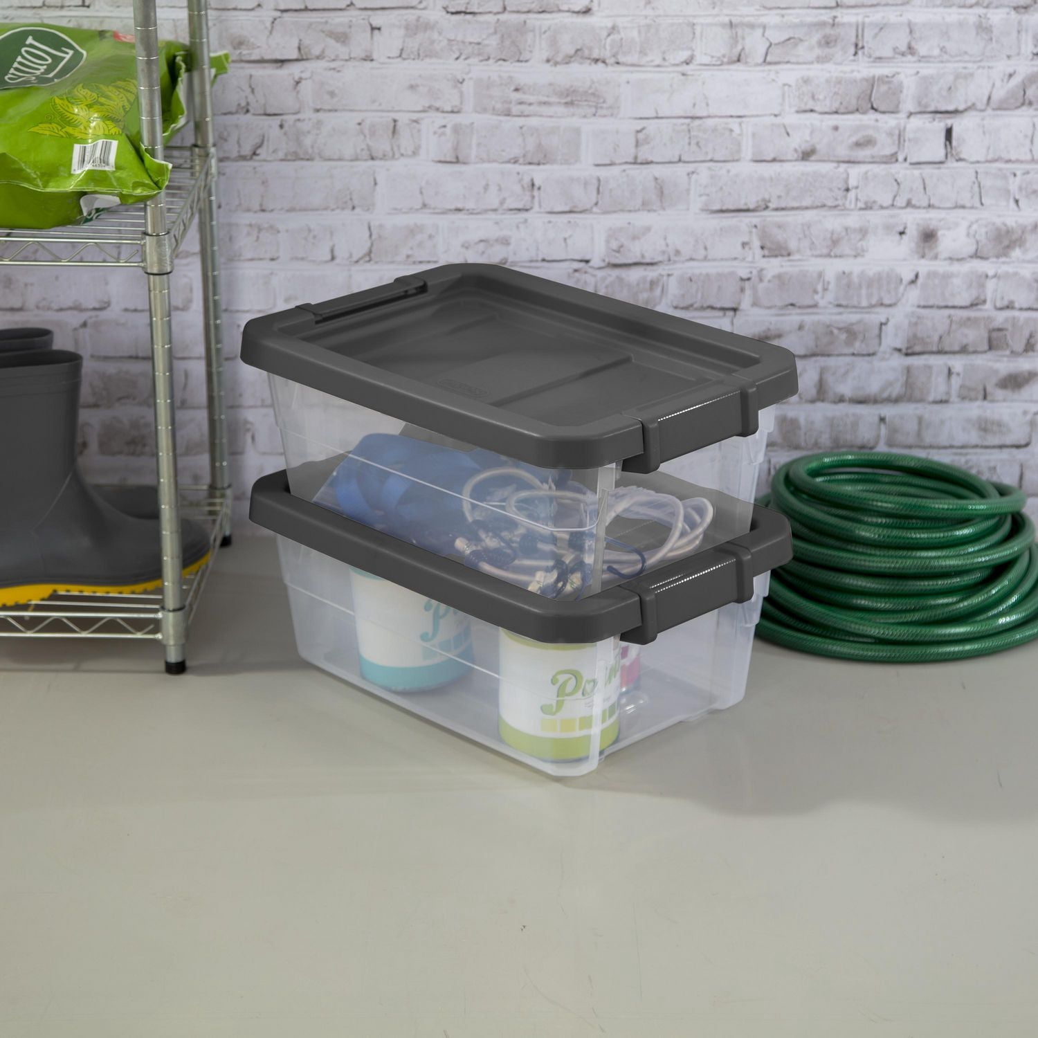 Sterilite 15 L Bac à loquets, bac de rangement en plastique transparent durable avec couvercle, gris foncé