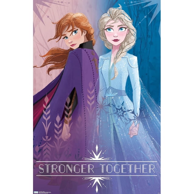 Disney la Reine des Neiges 2 - Affiche Murale des Sœurs, 22,375 Po x 34 Po Mettant en Vedette Deux Sœurs Stylisées Debout Dos à Dos. l'Une Porte une Cape Violette avec des motifs Floraux et des Cheveux auburn, l'Autre une Robe Bleu Pâle Scintillante avec des motifs de Flocons de Neige et des Cheveux Blonds Tressés. l'Arrière-plan Mélange Rose et Bleu avec des motifs Abstraits de Flocons de Neige et de Plantes. l'Expression « Plus Forts Ensemble » Apparaît au Bas