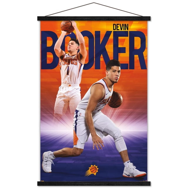 NBA Phoenix Suns - Devin Booker 18 Affiche Murale, 22,375 Po x 34 Po Encadrée, Représentant Devin Booker en Deux poses d'Action de basketball Portant des Uniformes Suns Blancs avec accents orange et Violet, sur un Fond Dégradé orange et Violet avec Grand Texte Bleu « Booker » et le logo Suns au Bas.