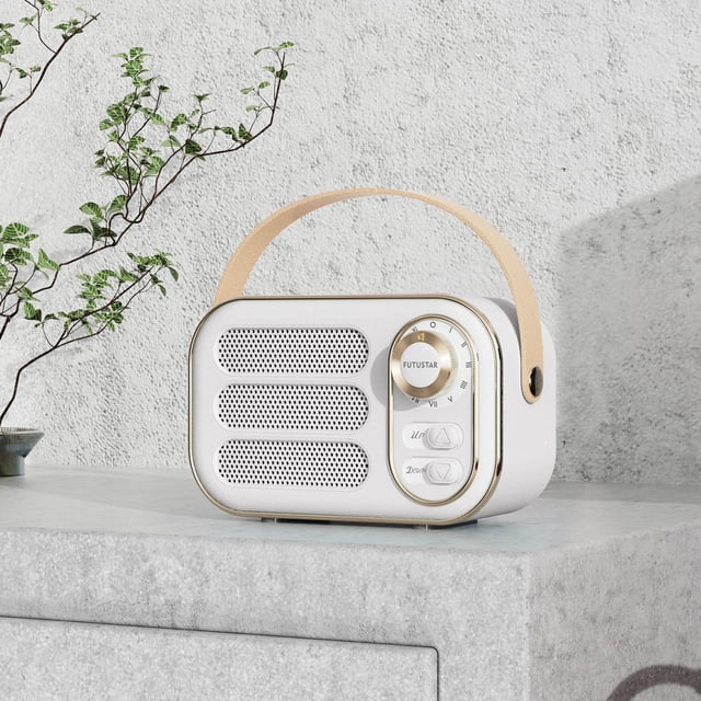 EGNMCR Machine Sonore Multifonctionnelle Mini Portable Radio FM Haut-Parleur Bluetooth au design Rétro, Doté d'Un Boîtier ABS Blanc avec accents Dorés et d'Un Bracelet en Cuir beige. le Haut-Parleur Comprend Trois grilles de Haut-Parleur Orientées vers l'Avant, un Cadran Rotatif et des Boutons de Commande. Convient à une Utilisation Intérieure et Extérieure, Prend en Charge Bluetooth 5.0, Radio FM, USB, Carte TF et Lecture AUX. Positionné sur une surface en Béton avec un Fond Minimaliste.