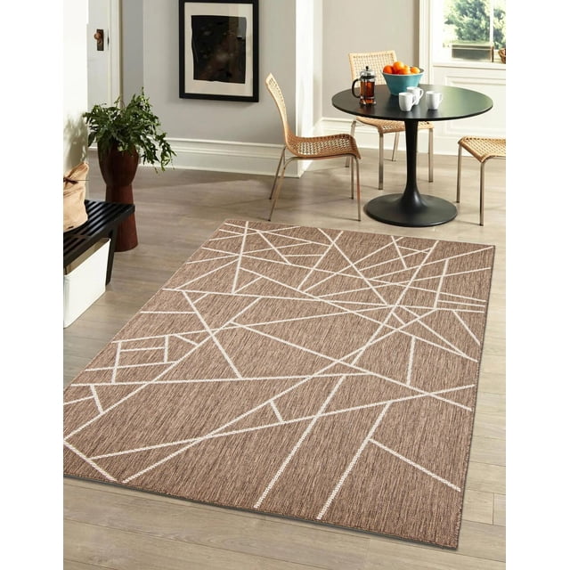 ECARPET Tapis d'Intérieur et d'Extérieur pour Patio, Terrasse, Salon, Collection Abstraite en Sisal avec un Tapis Rectangulaire Brun Présentant des Lignes Géométriques Abstraites Blanches, Placé sur un Plancher de Bois Clair dans une Salle à Manger Lumineuse avec des Chaises Tissées et une table Ronde Noire, Idéal pour les Contextes Intérieurs et Extérieurs.