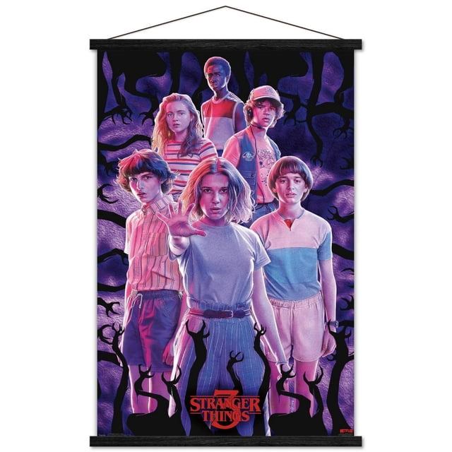 Netflix Stranger Things : Saison 3 - Affiche Murale de Groupe, 14,725 Po x 22,375 Po Présentant six Personnages en Vêtements des Années 1980 sur un Fond Violet Foncé avec des branches d'Arbre Noires Aspect Griffes. le logo Stranger Things Rouge Se Trouvant au Bas. l'Affiche Est Encadrée avec des Barres en Bois Noires et Prête à Accrocher, Convient à la Décoration Murale de Chambre Ou de Bureau.