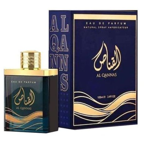 Ard Al Zaafaran Al Qannas EDP pour Lui 100 ml / 3.4 Fl. oz. Bouteille d'Eau de parfum pour Homme et Emballage. la Bouteille a une Forme Rectangulaire avec un Corps Vert Foncé, des accents Dorés et un script Arabe. l'Emballage Bleu Profond Présente des Détails Or et Blanc, Incluant le Nom du Produit et le volume.