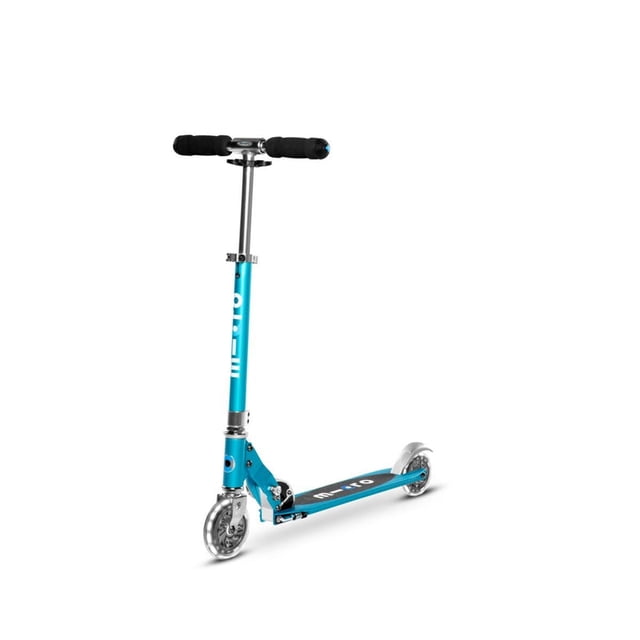 Micro Sprite Trottinette à DEL Bleu Océan, Conçue pour les Enfants et les Ados de 6 à 18 Ans. Dotée de Roues à DEL Activées par le Mouvement à l'Avant et à l'Arrière, Hauteur de Guidon Ajustable de 78 à 103 cm, et d'Un design Pliable Léger Pesant 2,9 kg. la Trottinette a un Cadre durable Pouvant Supporter jusqu'à 100 kg, un Plateau de 34 x 10 cm, et des dimensions Pliées Compactes de 66 x 12 x 20 cm. Idéale