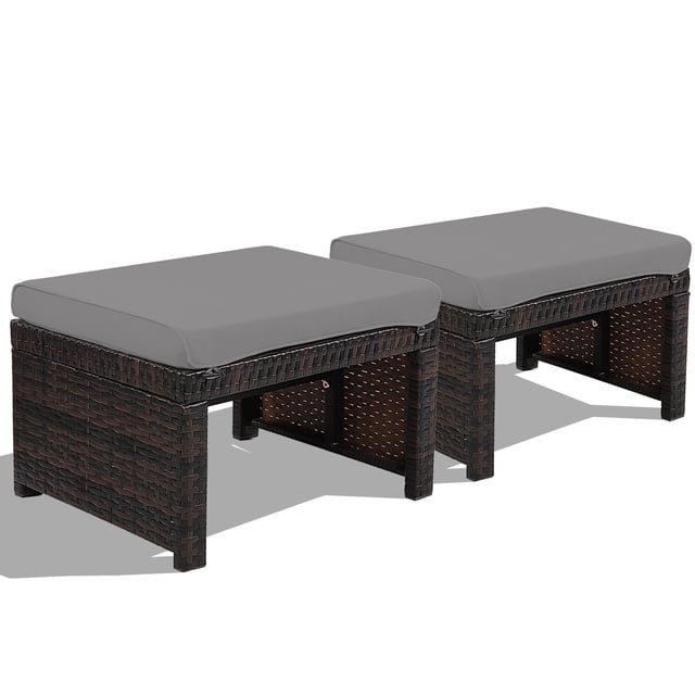 Gymax Ensemble de 2 Poufs Repose-Pieds en Rotin Mobilier de Patio avec Coussin Gris. Chaque Pouf Présente un Cadre en Rotin PE Brun Mélangé avec une construction en Acier Robuste et un Coussin Gris Rempli d'Éponge à Haute Densité pour le Confort. Conçus pour une Utilisation Intérieure et Extérieure, Ces Poufs ottomans Mesurent 19,5 Pouces de long, 15,5 Pouces de Large et 13 Pouces de Haut, avec une Capacité de Poids de 355 Lb. les Coussins Ont des Housses Amovibles et Lavables avec un design à Fermeture Éclair et Sont Fixés avec Quatre Raccords pour Empêcher