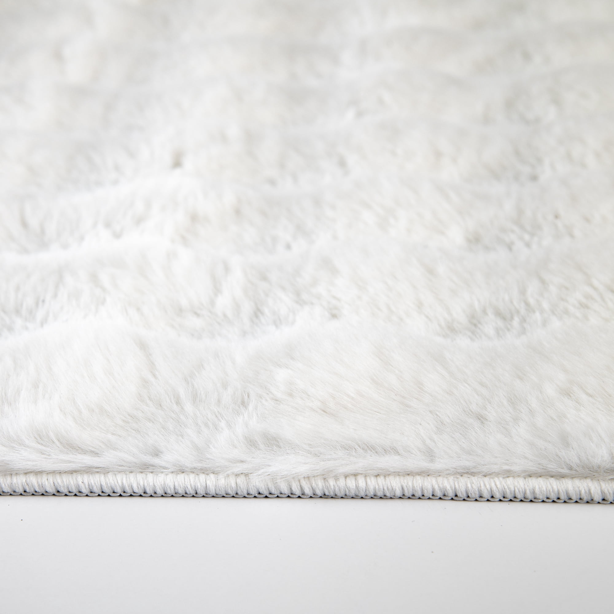Tapis Mainstays Bubble Rabbit en fausse fourrure blanche 500 g/m², format 152 x 213 cm, recommandé pour le salon, la salle à manger et la chambre.