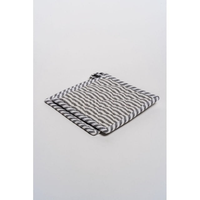 Fabstyles Ensemble de Maniques à Rayures Bistro avec Deux Maniques Carrées Grises Matelassées Présentant un Motif à Rayures Moderne et un Tissu Résistant à la Chaleur, Montré sur une Vue avant Inclinée sur un Fond Blanc, Idéal pour Manipuler en Toute Sécurité les Batteries de Cuisine Chaudes et le Rangement compact de la Cuisine.