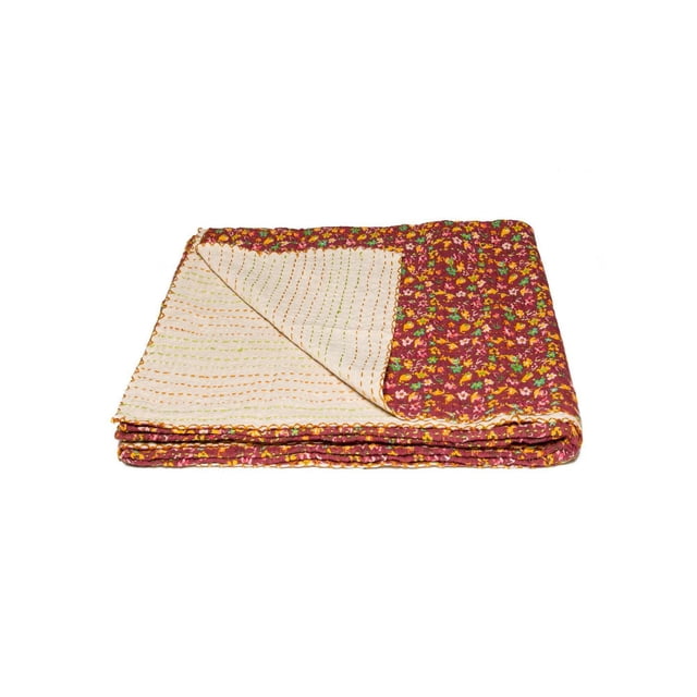 KANTHA Jeté en Coton BLANKET 50 Pouces X 70 Pouces Plié avec un Coin Tourné pour Montrer Son Tissu en Coton Matelassé Fait à la Main, Présentant une base Bordeaux avec des Imprimés Floraux Multicolores et un Revers Crème avec des Surpiqûres orange et Verte, Convient comme Jeté Décoratif, Suspension Murale Ou Couvre-Table.