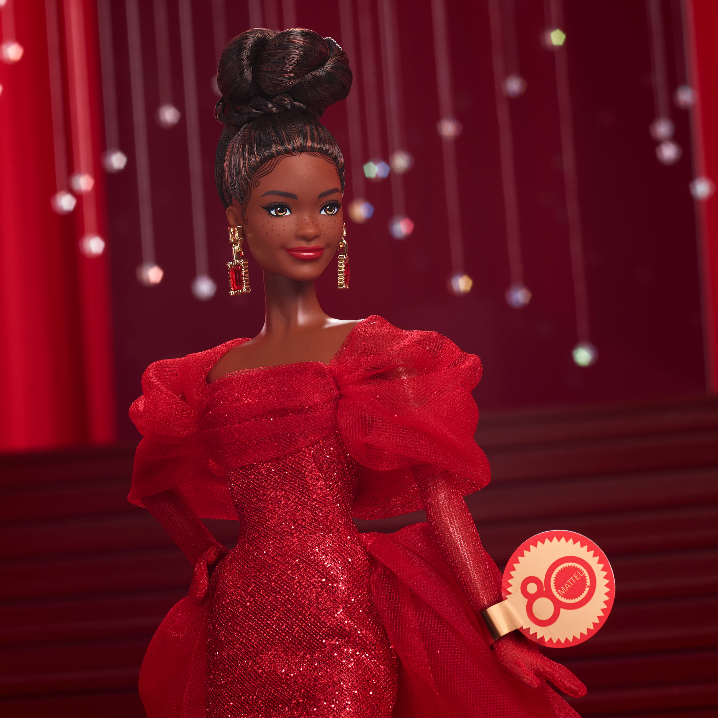 Poupée de collection BarbieSignature pour le 80eanniversaire de Mattel, robe rouge en tulle scintillant, cheveux bruns