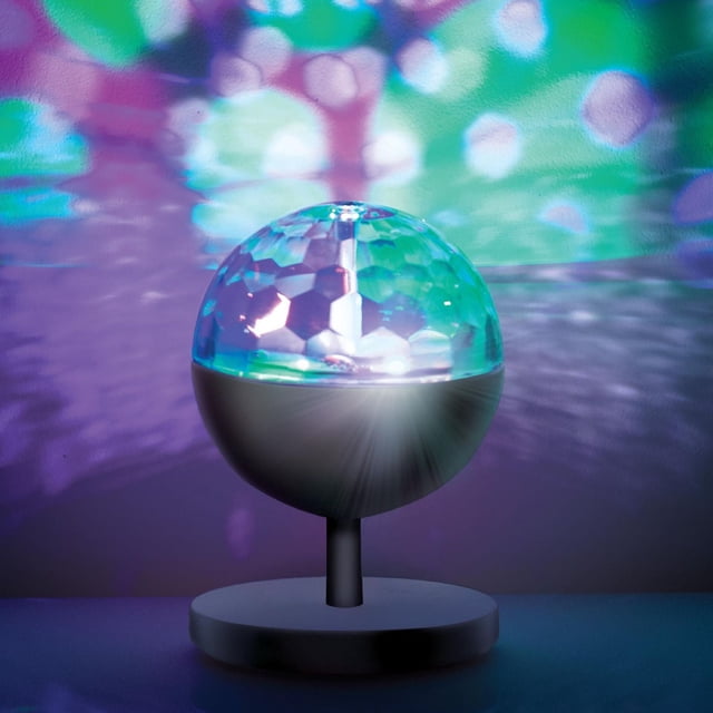 Merkury Innovations PartyGlo Beat Projecteur portable Réactif au Son avec Dôme Clair à Facettes et base Noire Mate sur Support Rond, Projetant des Motifs Lumineux DEL Multicolores sur un Mur Violet, Doté d'Effets de Fête Tournants Réactifs au Son et d'Une Télécommande Sans Fil, Convient pour Améliorer les Fêtes à la Maison Ou l'Éclairage d'Ambiance.
