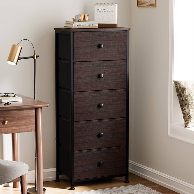 GUNAITO Commode Haute pour Chambre avec 5 Tiroirs Doté d'Un Cadre en Acier avec Fini Noir Mat, Dessus en Bois et Bacs de Rangement en Tissu Brun. la Commode Mesure 18 Pouces de Profondeur, 12 Pouces de Largeur et 44 Pouces de Hauteur, avec Pieds Ajustables pour la Stabilité et des Dispositifs de Sécurité Anti-Basculement. Idéale comme Commode Compacte pour Chambres, Salons Ou Petits Espaces, Offrant un Grand Rangement pour Vêtements, Serviettes et Essentiels.