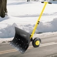 thumbnail image 1 of Pelle à Neige avec Roues – Pousseur Ergonomique Robuste de 29,1 Pouces de Large – Hauteur Réglable, Lame Inclinée à 5 Positions – pour Entrée, Trottoir, Trottoir et Porte – Lame Noire, Poignée Jaune et Roues, Spéc. 36, 1 of 7