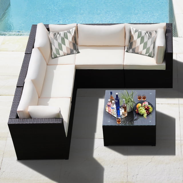 Gymax Ensemble de Conversation pour Terrasse en Rotin 6 Pcs, Sectionnel d'Extérieur avec Coussins Beiges. l'Ensemble Comprend Trois Canapés d'Angle, Deux Canapés Sans Accoudoirs et une table en Verre Trempé, Tous en Rotin PE Brun Résistant aux Intempéries et un Cadre en Acier Robuste. les Coussins Beiges Ont une Épaisseur de 3 Pouces et Peuvent Être Lavés. la table Présente un Dessus en Verre Trempé Lisse, Idéal pour Tenir des Boissons et la Déco. Parfait pour les Espaces Extérieurs comme les patios, le Bord de la Piscine Ou les Jardins. Dimensions : Canapé d'Angle - 27