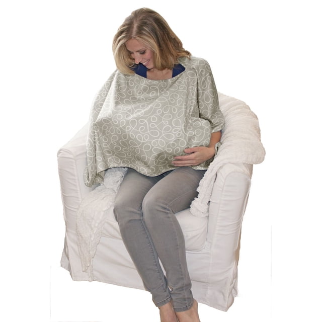 Jolly Jumper Poncho d'Allaitement pour Infirmière® en Gris Pâle avec Boucles Abstraites Blanches, Porté par une Femme Assise sur un Fauteuil Blanc avec un Jeté Blanc Doux, Doté d'Un design à Enfiler Facile Sans Boutons-Pression Ni Attaches pour une Couverture d'Allaitement Discrète et Confortable.