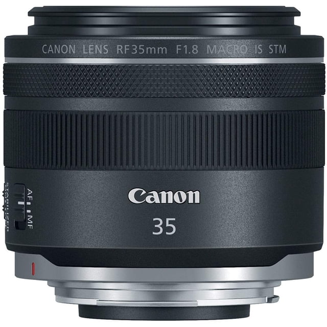 Canon RF35mm F1.8 Est un Objectif Macro STM, Vue Frontale Noire de l'Objectif compact prime avec Grossissement 0,5x, distance de Mise au Point Minimale 0,17 m (0,56 Pi), Bague de Contrôle visible, Marquage STM et Étiquette pour la Stabilisation d'Image; Utilisé Souvent pour les Gros Plans de Produits et la Photographie de Table.