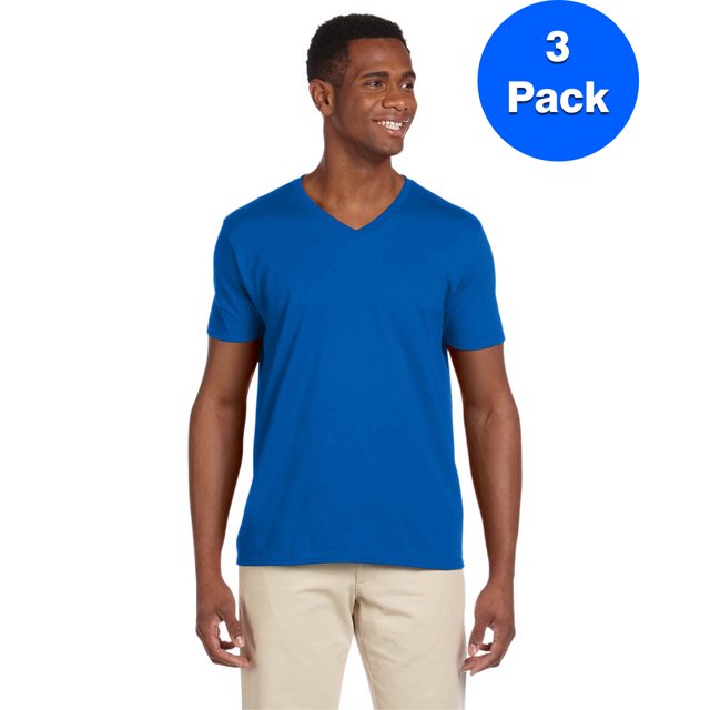 Gildan T-Shirt à Col en V Softstyle pour Hommes - G64V (Lot de 3) Montré en Bleu Vif. le Chandail Présente un Col en V à Mi-Cuisse, des Manches Courtes et un Col Sans Couture à Double Aiguille. Fait de 100 % Coton Filé à l'Anneau avec 30 Fils Softstyle® de Luxe pour une Sensation Douce. le Modèle Porte le Chandail avec un Pantalon beige, et l'Image Met en Valeur le Lot de Trois.