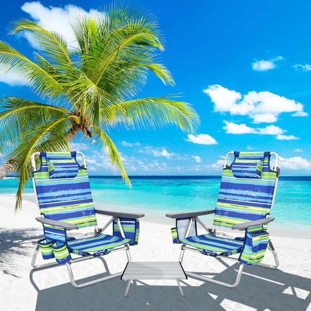 Costway Ensemble de 2 Chaises de Plage Pliantes Type Sac à Dos avec Deux Chaises Inclinables à Rayures Bleues et une Table d'Appoint Pliable en Aluminium, Idéal pour les Activités de Plein Air comme le camping Ou les Bains de Soleil. Comprend des Porte-Gobelets, un Sac de Rangement, un Porte-Serviettes et une Portabilité Légère, dans un Fond de Plage Tropicale.