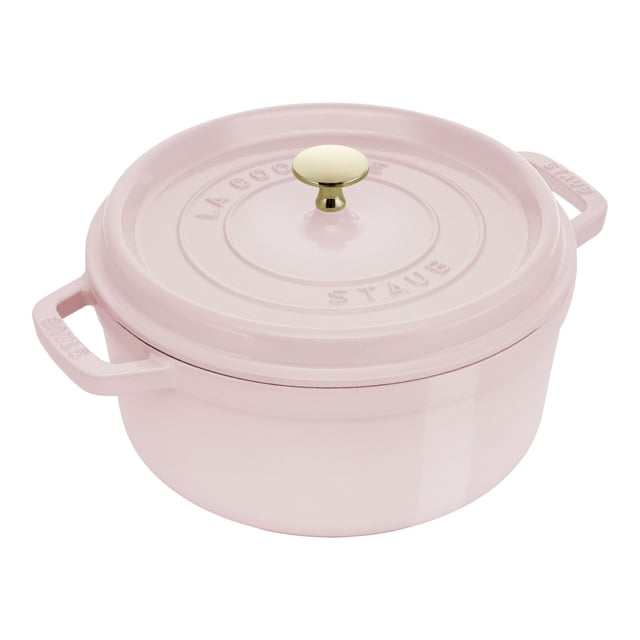 STAUB la Cocotte Cocotte Ronde en Fonte de 3,7 L en Sorbet Rose, Présentant un Extérieur Émaillé Rose pastel avec un Bouton en Laiton sur le Couvercle. le Four Hollandais de 24 cm de Diamètre a un Intérieur en Émail Noir Mat, Idéal pour une Répartition Uniforme de la Chaleur et un Arrosage Automatique. Convient à 3 à 4 Personnes, Il Est compatible avec Tous les types de Plaques de Cuisson, Y Compris l'Induction, et Va au Four jusqu'à 250 °C. Conçu pour Garder les Aliments Chauds Ou Froids,