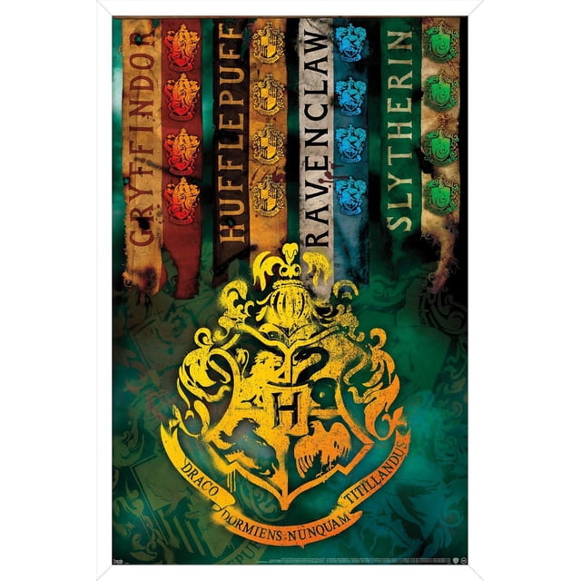 Le Monde des Sorciers : Harry Potter - Affiche Murale des Armoiries de la Maison, 14,725 Pouces x 22,375 Pouces Présentant des Bannières Verticales de Gryffondor, Hufflepuff, Ravenclaw et Slytherin House en Rouge, Jaune, Bleu et Vert au-Dessus d'Un Grand Blason Jaune de Poudlard avec la Devise Draco Dormiens Nunquam Titillandus sur un Fond Texturé Vert Foncé, Convient à la Décoration Murale de Chambre Ou de Bureau.