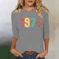 thumbnail image 1 of Uootdi Hauts pour Femmes Manches 3/4 Col Ras du Cou 1976 Imprimé Arc-en-Ciel Rétro Coupe Décontractée T-Shirts Nostalgiques pour Escapade d'Été Cadeau, 1 of 4
