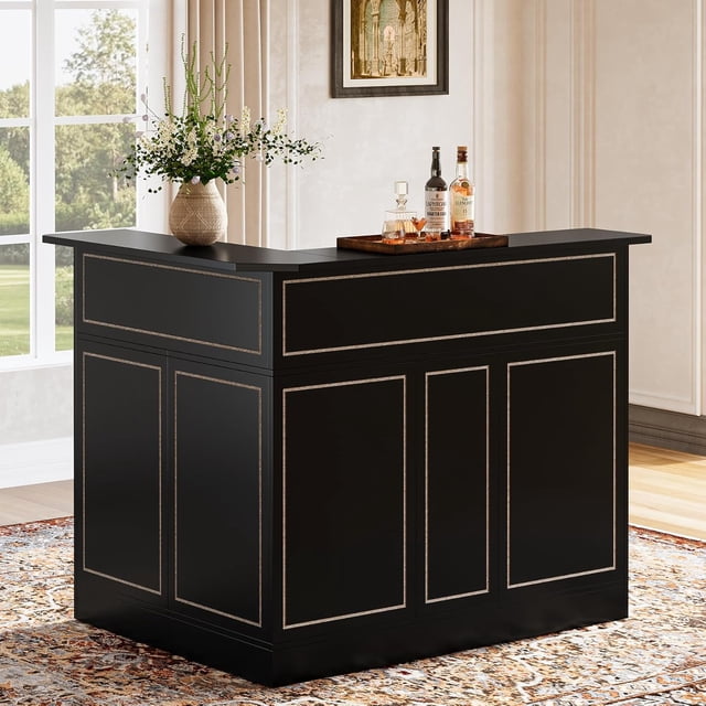 Armoire de Bar à 4 Niveaux, Table de Bar en L pour la Maison avec Supports de Verres à Pied et Étagères de Rangement au Fini Noir Élégant. Idéale pour les Meubles de Bar et pour Recevoir des Invités, Elle Comprend 2 Supports de Verres à Pied Pouvant Contenir jusqu'à 8 Verres, des Étagères Spacieuses pour Spiritueux et Mélangeurs, et un Grand Plateau. Fabriquée en MDF durable, Mesurant 48,8 Pouces de large, 37 Pouces de Profondeur et 46,5 Pouces de Hauteur. Présentée dans un Espace de Vie Moderne avec des accents Décoratifs et des Bouteilles sur le Plateau