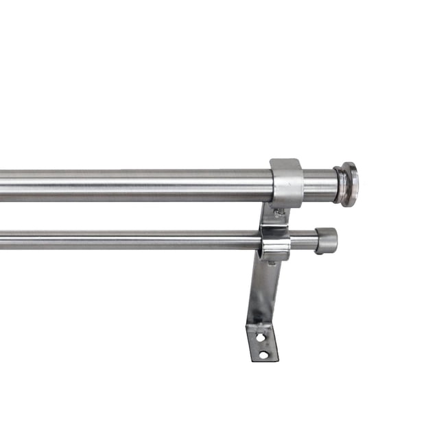 Versailles Ensemble de Embouts Corona Réglables à Double Tige 32 Po - 86 Po Montrant une Vue Latérale Gros Plan de Deux Tringles à Rideaux en Acier Réglables en Fini Argent Brossé, avec une Tringle avant de 1 Po de Diamètre et une Tringle Arrière de 5/8 Po de Diamètre, Monté sur un Support Métallique avec Deux Trous de Vis et des Embouts de Tringle Arrière, Convient aux Habillages de Fenêtre Superposés.