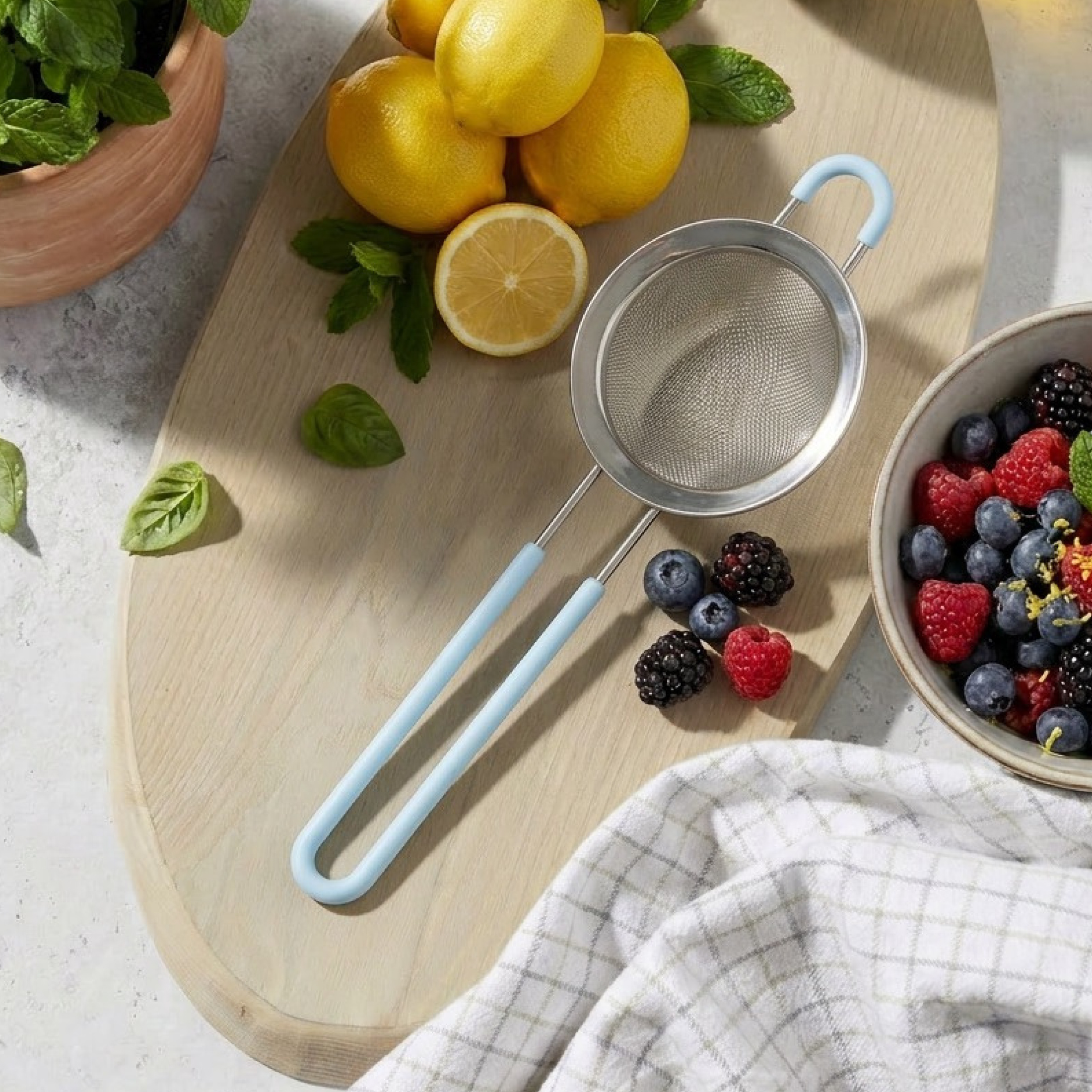 Passoire à maille fine Mainstays avec poignée recouverte de silicone, panier de 23,8 cm, ustensile de cuisine, bleu