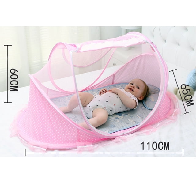 Filet de Lit pour Bébé Portable et Pliable en Polyester, Lit de Sommeil pour Nouveau-Né, Lit de Voyage Mesurant 110x60x40 cm. le Lit Présente une Maille en Polyester Rose avec un Dessus Carré et une Fermeture Éclair Double Face pour un Accès Facile. Il Comprend un Tissu Antidérapant Autour du Bas pour Assurer la Stabilité et la Sécurité du Bébé. le Lit Est Montré dans un Cadre de Maison sur un Matelas Blanc, Offrant une Moustiquaire Protectrice pour les Nouveau-Nés.