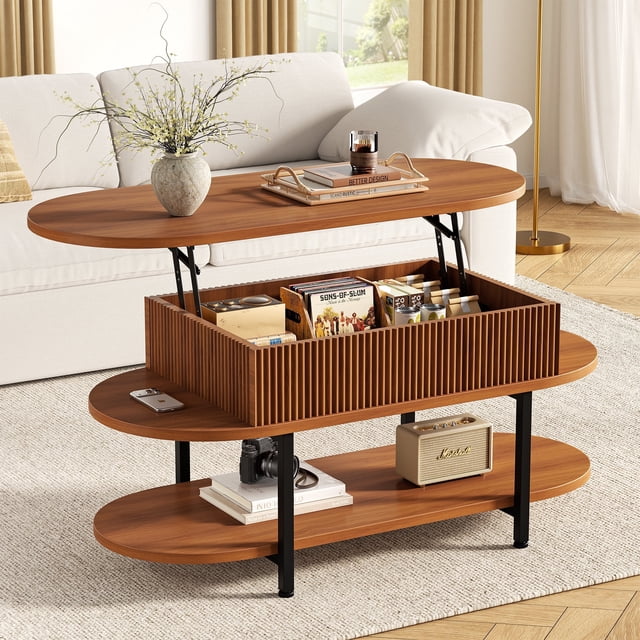 GUNAITO Table Basse à Plateau Relevable avec Rangement, Table Centrale Moderne de Style Ferme en Fini Noyer. la Table Présente un Plateau Relevable pour une Hauteur Réglable, Révélant un Compartiment de Rangement Caché pour Organiser les Articles. Elle Comprend une Tablette Inférieure pour un Rangement et une Présentation Supplémentaires. Idéale pour les Meubles de Salon, la Table Est Présentée dans un Cadre Douillet avec des Articles de Déco comme un vase et des Livres Placés sur le Dessus.