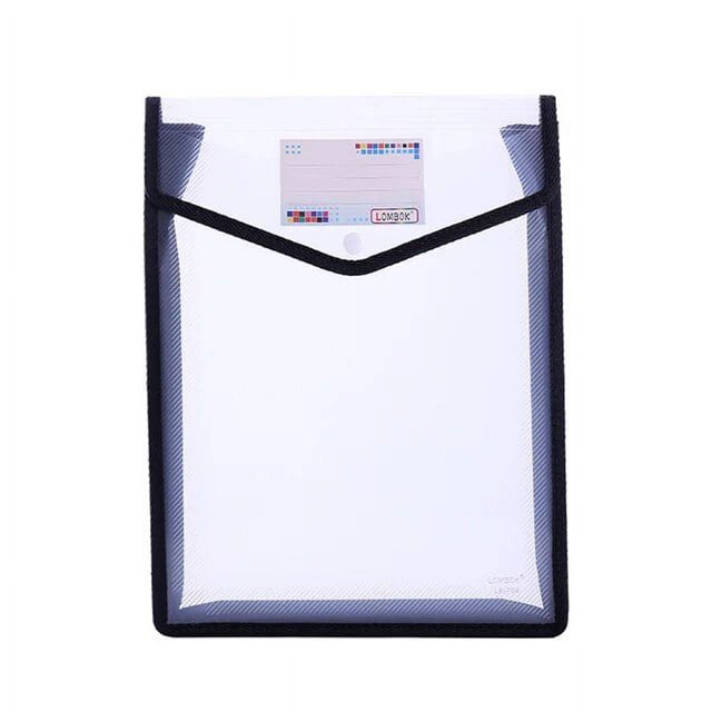 Dalazy Pochette de documents Transparente A4 avec Fermeture à Pression, Blanche, 1 Unité. Ce Portefeuille de Dossiers en Plastique Est Fait d'Un Matériau Polypropylène Épais, Présentant un design Transparent avec des Bords en Tissu Noir et une Fermeture à Pression Renforcée de Métal. la Pochette Comprend une Pochette Étiquetée pour une Organisation Facile des documents et Mesure 33 x 25 x 6 cm. Idéal pour Ranger des Papiers Scolaires, des documents de Bureau Ou des Articles de Voyage.