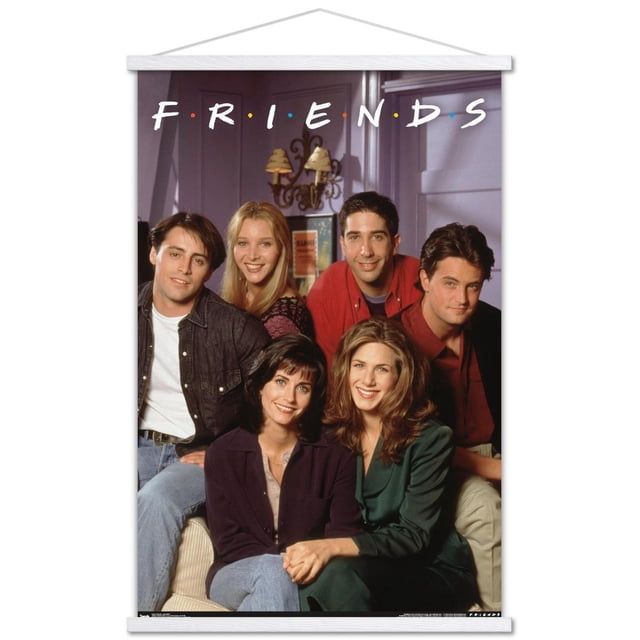 Friends - Affiche Murale d'Appartement, 22,375 Po x 34 Po Mettant en Vedette six Personnes Posant dans un Salon avec des Murs Violets, une Applique Murale Décorative à Double Lampe, et une Oeuvre Encadrée derrière, avec le logo Friends en Lettres Blanches Séparé par des Points Colorés en Haut, Convient à la Déco de la Maison et à l'Exposition de Fans.