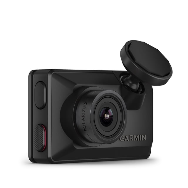 Garmin Dash Cam™ X310 en Noir avec un Corps Rectangulaire compact et un Objectif Polarisé Circulaire, Montré dans une Vue avant 3/4. Présente une Finition Mate, un Bouton Latéral Texturé avec Garniture Rouge, une Monture Magnétique et le logo Garmin. Conçu pour la Vidéo 4K et un Grand Champ de Vision à 140 Degrés.