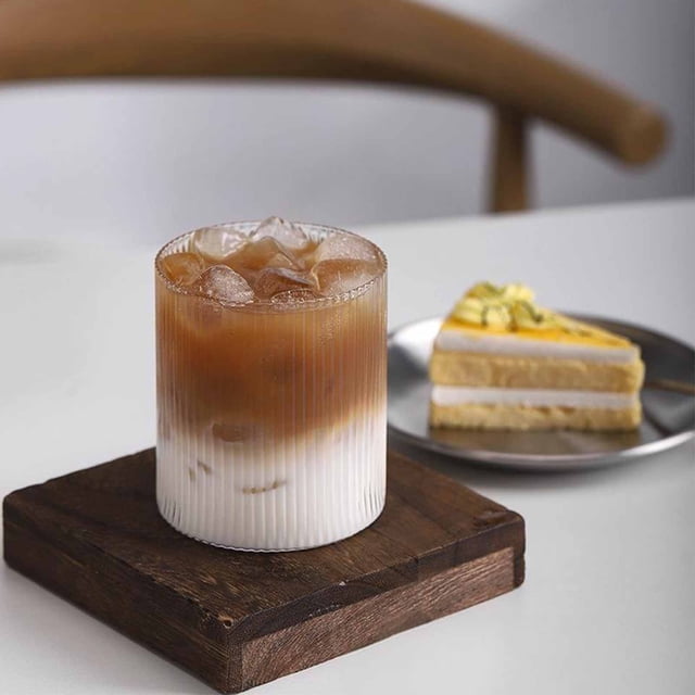 Tasse en Verre à Double Couche avec Rayures Verticales, Tasse à Boisson pour Thé Café Lait Isolée en Borosilicate Élevé, Résistante à la Chaleur pour Boissons Chaudes et Froides, Prise Ergonomique, 7.5x7.5x8cm/8x8x12cm, Transparente