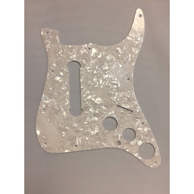 Remplacement du Protège-Piquet de Guitare Blanc Rock Band 4 par Mad Catz, Conçu pour les Guitares Fender Stratocaster. Présente une Finition Blanche Texturée avec des Trous Pré-Percés pour une installation Facile. Accessoire sous Licence Officielle pour Protéger Ou Remplacer le Protège-Piquet de Votre Guitare Rock Band 4.