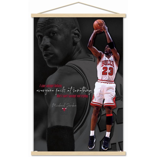 Michael Jordan - Affiche Murale « Ne Peut Pas Accepter de Ne Pas Essayer », 22,375 Po x 34 Po Mettant en Vedette Michael Jordan avec un Numéro de Chandail Chicago Bulls Blanc 23, Sautant pour Tirer un Ballon de basketball sur un Fond en Niveaux de Gris de Sa silhouette. l'Affiche Comprend la Citation Motivante : « Je Peux Accepter l'Échec, Tout le Monde Échoue à Quelque Chose. Mais Je Ne Peux Pas Accepter de Ne Pas Ess