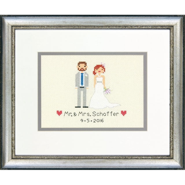 Registre de Mariage de la Mariée et du Marié Compté Cross Stitch Kit par Dimensions Mettant en Vedette un Point de Croix Encadré d'Une Mariée en Robe Blanche Sans Bretelles Tenant un bouquet Violet et un Marié en Complet Gris Pâle avec une Cravate Bleue, Personnalisé avec « Mr. & Mrs. Schaffer » et la date « 9.5.2016 » sur Tissu Aida Ivoire à 14 Unités, Idéal pour des Souvenirs de Mariage Personnalisés.