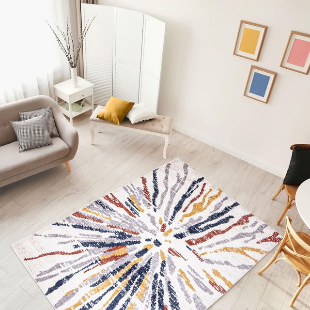 ECARPET Tapis d'Intérieur Moderne, Collection Soleil Ultra Doux et Moelleux avec base Blanche et Motif Abstrait de Soleil en Bleu Marine, Moutarde, Rouille et Gris, Posé sur un Plancher de Bois Clair dans un Salon Lumineux avec Canapé beige, Banc Capitonné avec Coussins Jaunes et Blancs, table d'Appoint Blanche avec vase et art Mural Géométrique Encadré Coloré. Fabriqué en Polypropylène durable et Résistant aux Taches, Convient aux Espaces Intérieurs Très Passants.