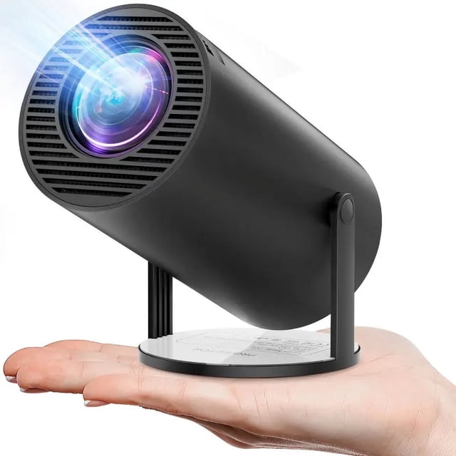 Projecteur 4K 1080P Compatible, Mini Projecteur Intelligent pour Projection de Films Compatible avec Téléphone - Noir. un Mini Projecteur Noir compact avec une Conception Cylindrique, Montré Posé sur une Main pour l'Échelle. les Fonctionnalités Incluent Wi-Fi 6, Bluetooth 5.2, Projection Rotative à 180°, et correction Automatique du Trapèze. Prend en Charge la Lecture Vidéo 4K, Résolution 1080P, et un Écran Maximal de 200 Pouces. Équipé de Multiples ports pour HDMI, USB, et Plus, Il Est Compatible