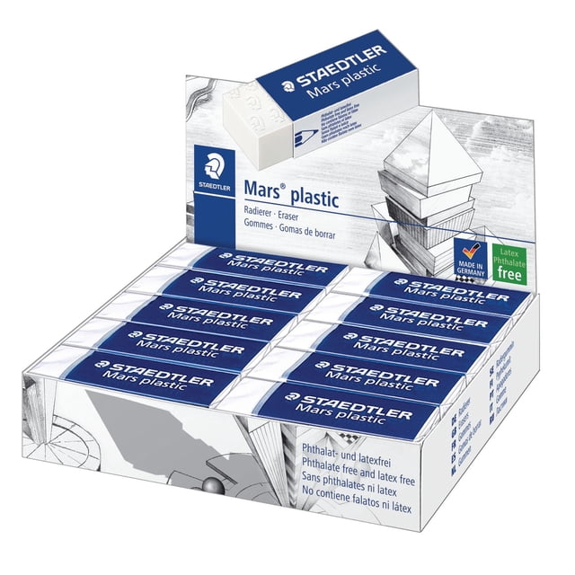 Staedtler Mars Plastic Erasers dans une Boîte d'Exposition Ouverte Montrant Plusieurs Gommes Blanches avec des Pochettes de Marque Bleues, Mettant en Valeur Leur Formule Sans Phtalates Ni Latex et Fabriquées en Allemagne, Idéales pour une Élimination Lisse et Sans Traces du graphite sur Papier, Vélin et film de Dessin.