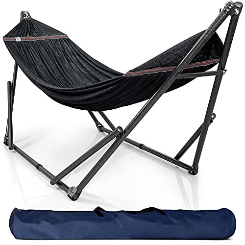Tranquillo Universal Hamac Double de 106,5 Pouces avec Support Ajustable et Sac de Transport en Noir. Comprend un Filet en polyester Respirant à 2 Couches avec Barres d'Éparpillage Cousues pour Empêcher le cocooning, un Cadre en Acier Enduit de Poudre avec Stabilisateurs à Pieds en Caoutchouc, et des Roulements à Billes Lisses pour un Balancement Silencieux. les dimensions du Support Ajustable Allant de 100 à 112,5 Pouces de Longueur et de 28,3 à 79 Pouces de Largeur, Supportant jusqu'à 550 Livres