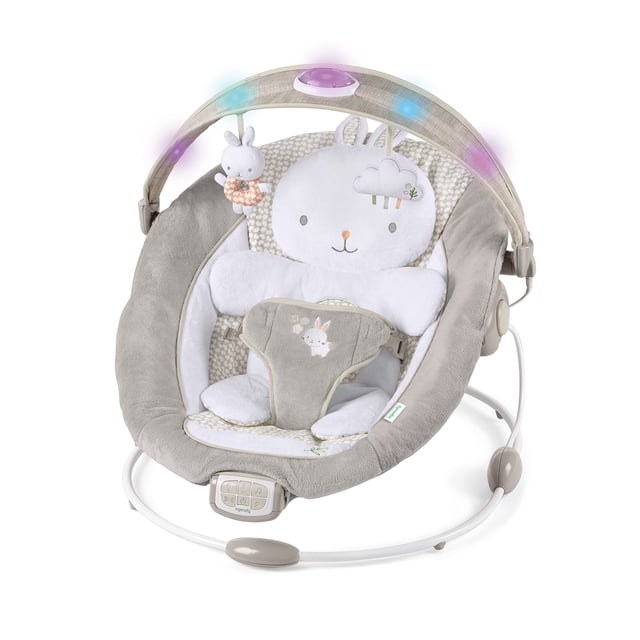 Ingenuity Transat InLighten - Twinkle Tails, Transat pour Bébé Inclinable en Peluche Profonde de 0 à 6 Mois avec Barre de Jouets InLighten Amovible avec Lumières et Deux Jouets en Peluche Suspendus, Traversin Lapin Détachable Qui Se Convertit en Tapis pour le Temps sur le Ventre, vibrations Apaisantes, Mélodies et Bruit Blanc, Harnais à 3 Points, Coussin de Siège Lavable à la Machine; Assemblé 21.65"H x 23.03"W x 26.77"D (55 x 58.5