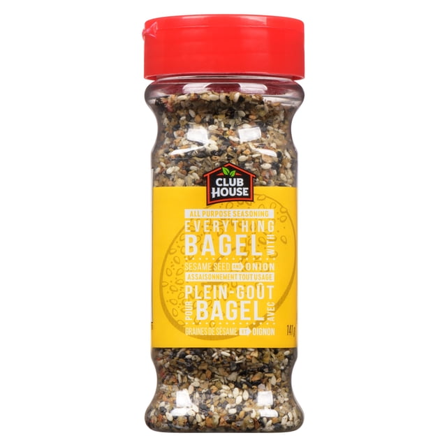 Club House Assaisonnement Tout-Usage pour bagels en Bouteille de Plastique Transparente avec Couvercle Rouge, Contenant un Mélange de Graines de Sésame, de Flocons d'Oignon et d'Épices. l'Étiquette Jaune Montre le logo Club House et un Texte Bilingue le Décrivant comme un Mélange d'Assaisonnement Polyvalent Idéal pour les bagels, les Légumes et Plus.