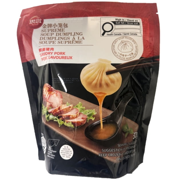 Emballage de Boulettes de Porc Moelleuses avec un Motif Rouge et Noir Montrant un Bouillon Salé Qui Goutte dans une Cuillère Noire, Accompagné de Porc Tranché sur une Laitue sur une Planche en Bois, Étiqueté Porc Salé et Présentant le Symbole de Gras Saturés de Santé Canada, Idéal pour une Préparation Facile et l'Utilisation comme Collation.
