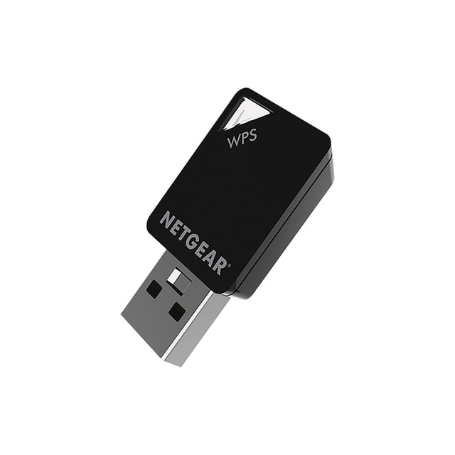NETGEAR AC1200 Adaptateur WiFi USB 2.0 à Double Bande (A6150) Montré en Gros Plan et en Angle avec un Boîtier Rectangulaire compact Noir et un Connecteur USB Argent. Il Comprend un Bouton WPS et le logo NETGEAR Blanc, Prend en Charge les Vitesses Sans Fil AC1200 à Double Bande avec MU-MIMO pour une Diffusion en Continu HD Fluide et le Jeu.